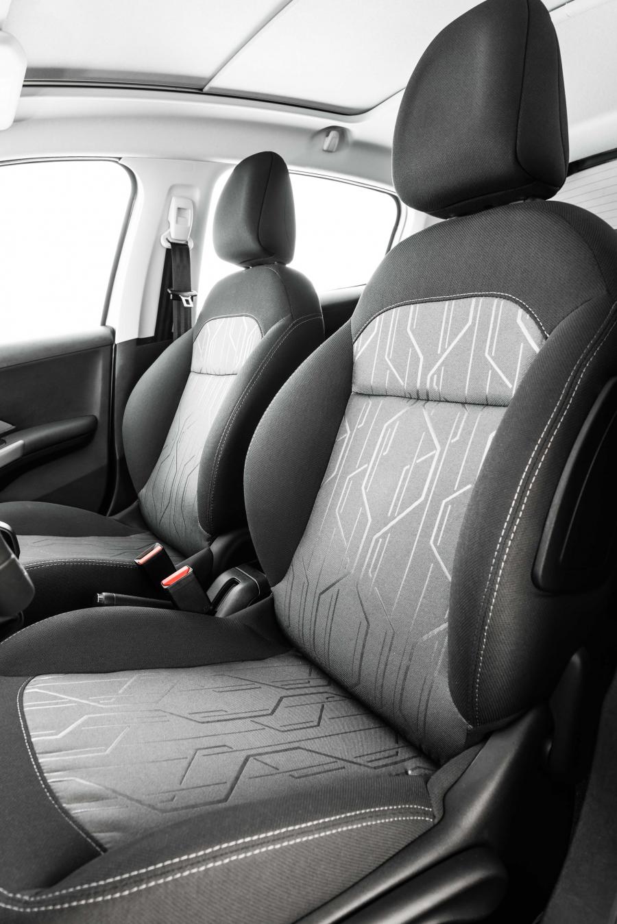 Интерьер Peugeot 208 2016 года  (LA) (фото 15 из 17)